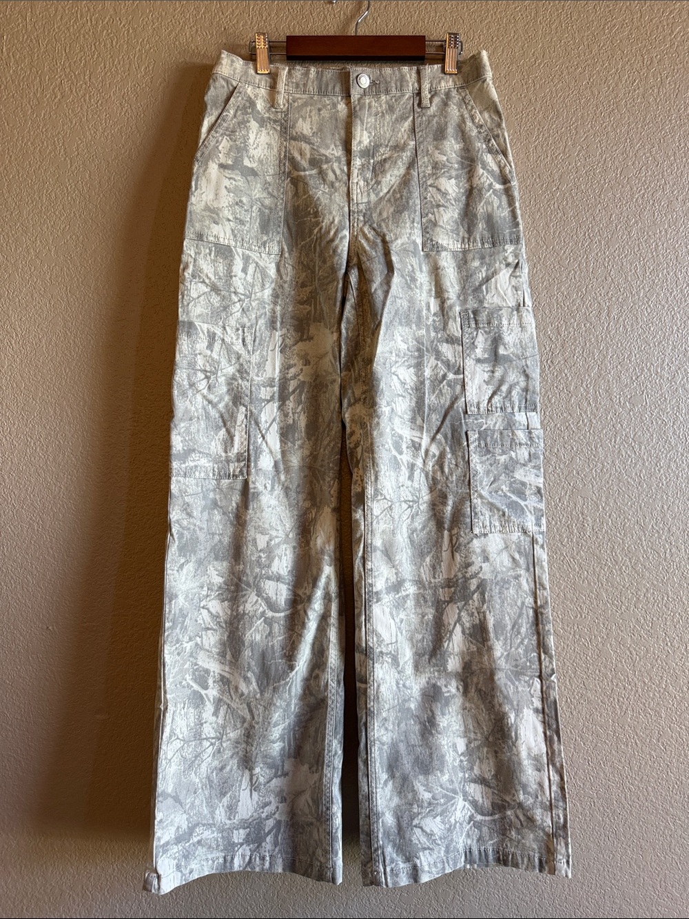 No Boundaries Gray Camouflage Cargo Pants